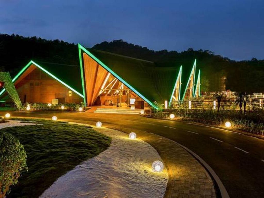 Aamby Valley City Lonavala Ngoại thất bức ảnh The resort at night