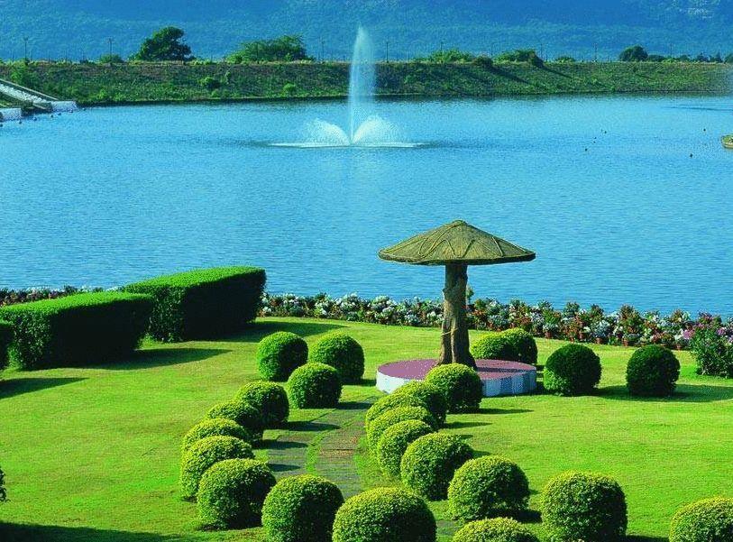 Aamby Valley City Lonavala Ngoại thất bức ảnh View of the artificial lake