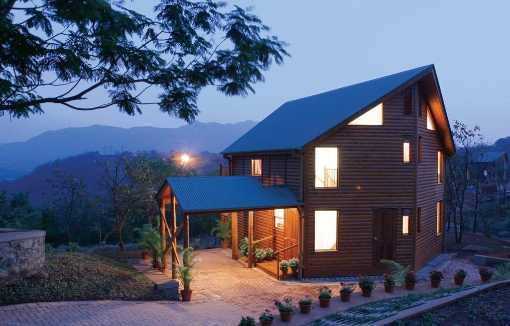 Aamby Valley City Lonavala Ngoại thất bức ảnh A log cabin in the resort