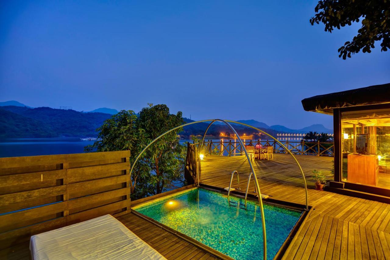 Aamby Valley City Lonavala Phòng bức ảnh The swimming pool at the hotel